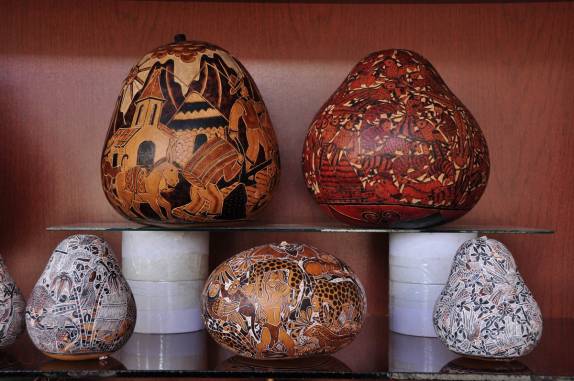 A incrível arte da micropintura em cabaças, em museu de Cusco, no Peru